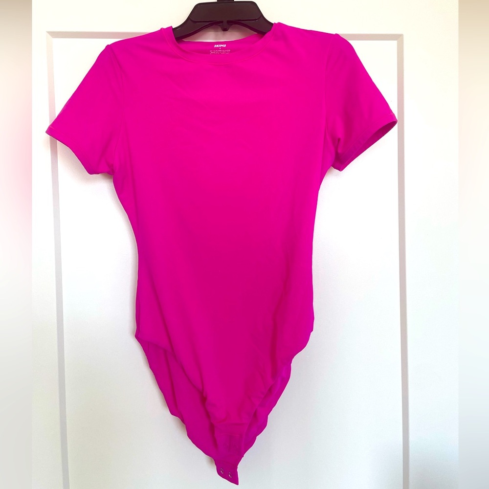 SKIMS Fits Everybody T-Shirt Bodysuit Fuchsia Size M
